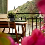 Mare Roccia Beachfront Apartment
