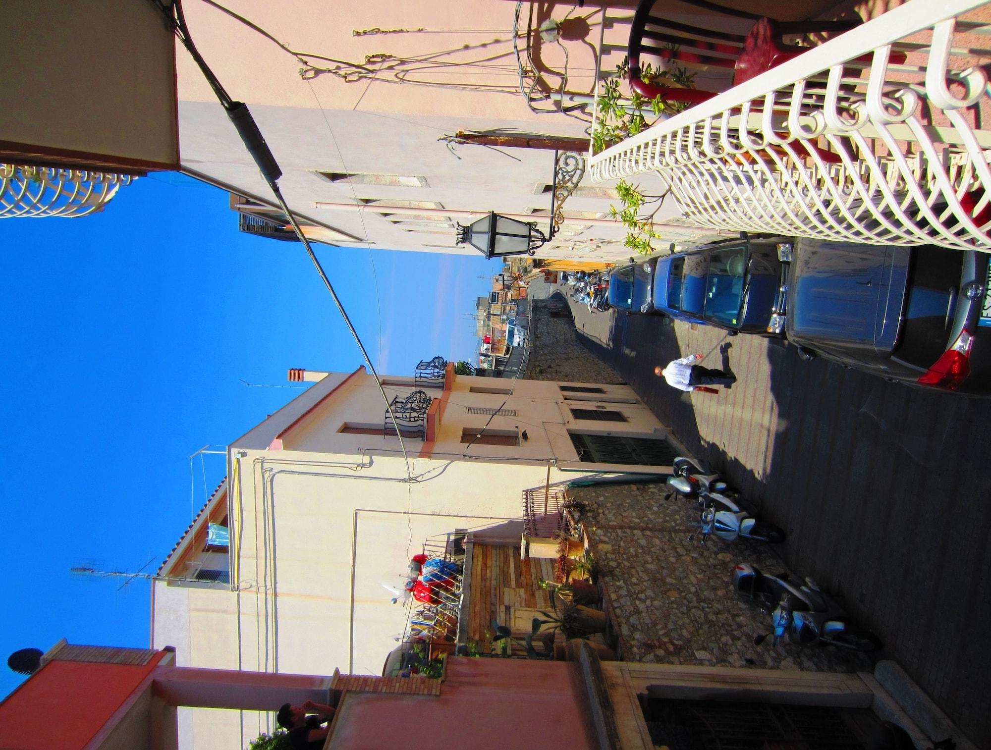 Chiara Hotel 2*