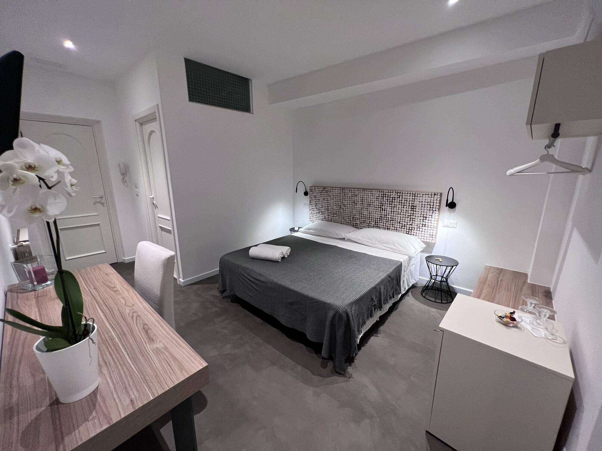 Chiara Hotel 2*