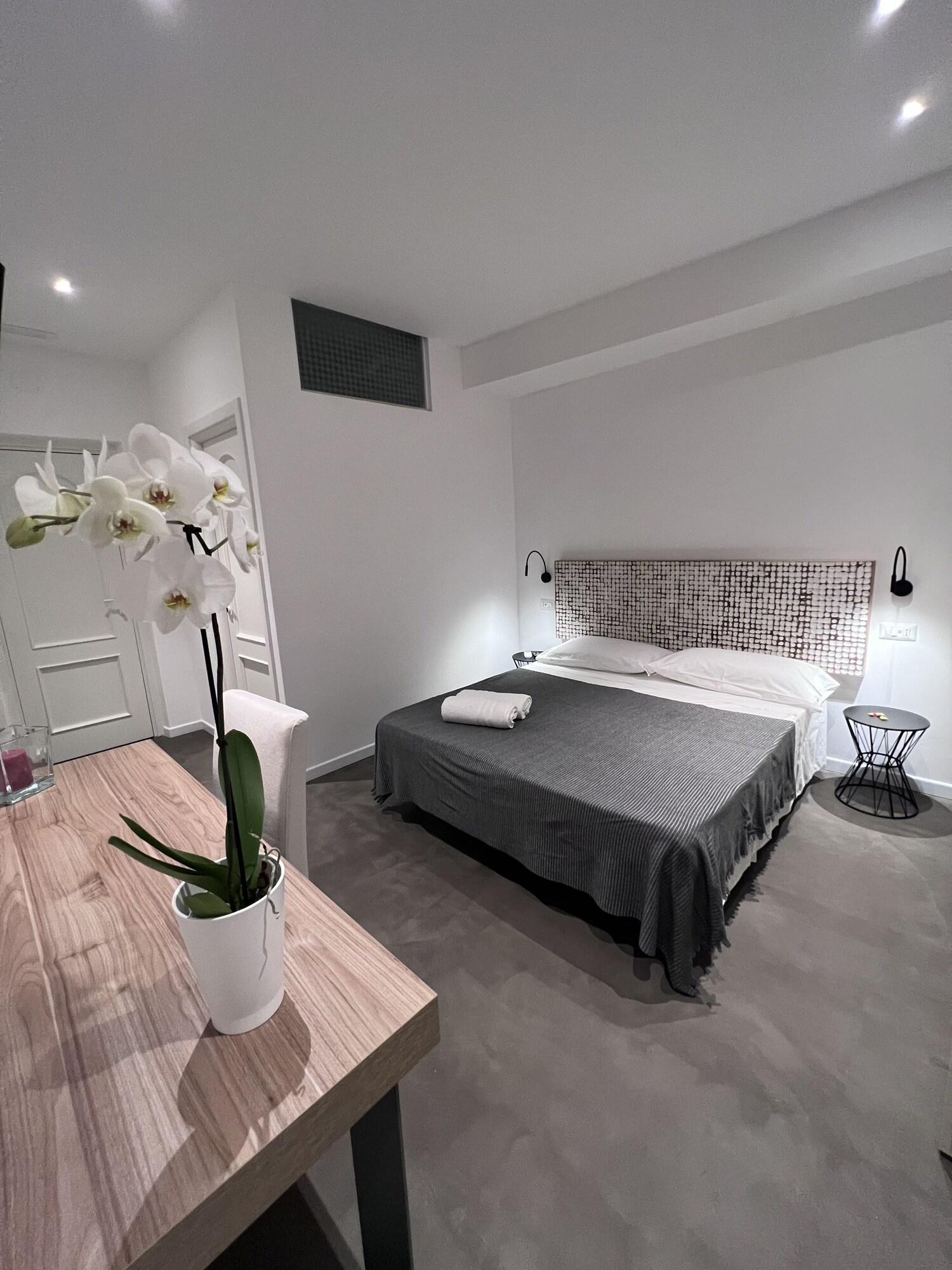 Chiara Hotel 2*