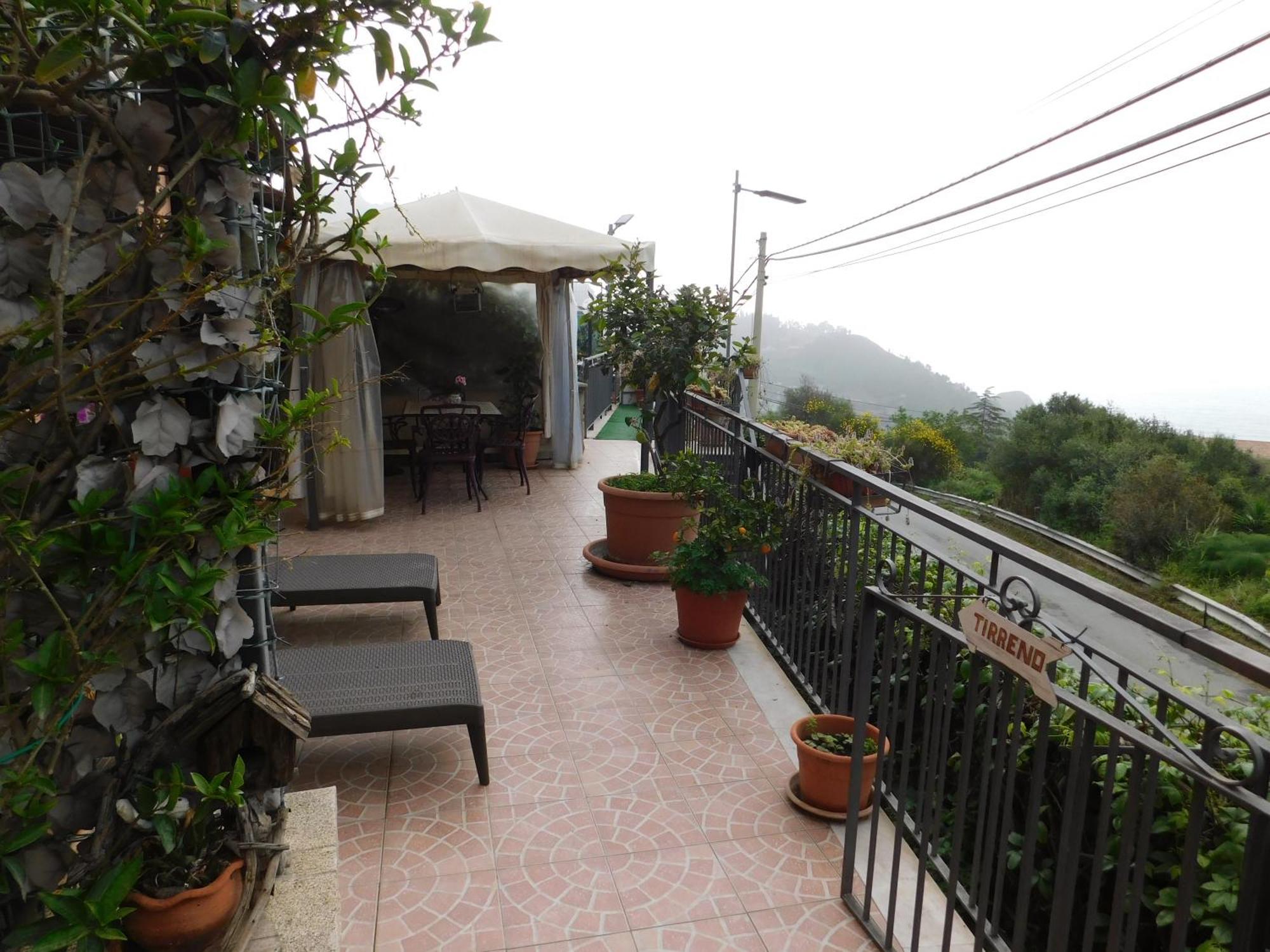 Tirreno- Finestra Sul Mare Bed & Breakfast