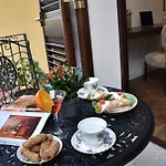 Gloden House Apartments