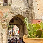 Ferienwohnung Fuer 2 Personen 2 Kinder Ca, 70 M Sup2 In Taormina, Sizilien Ostkueste Von Sizilien