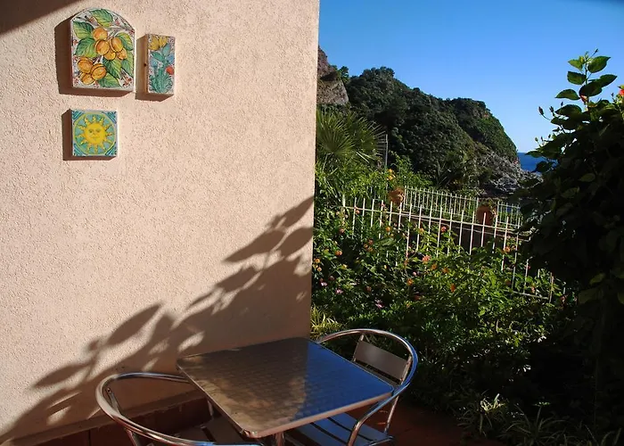 Taormina Isola Bella Apartment - Taormina Holidays