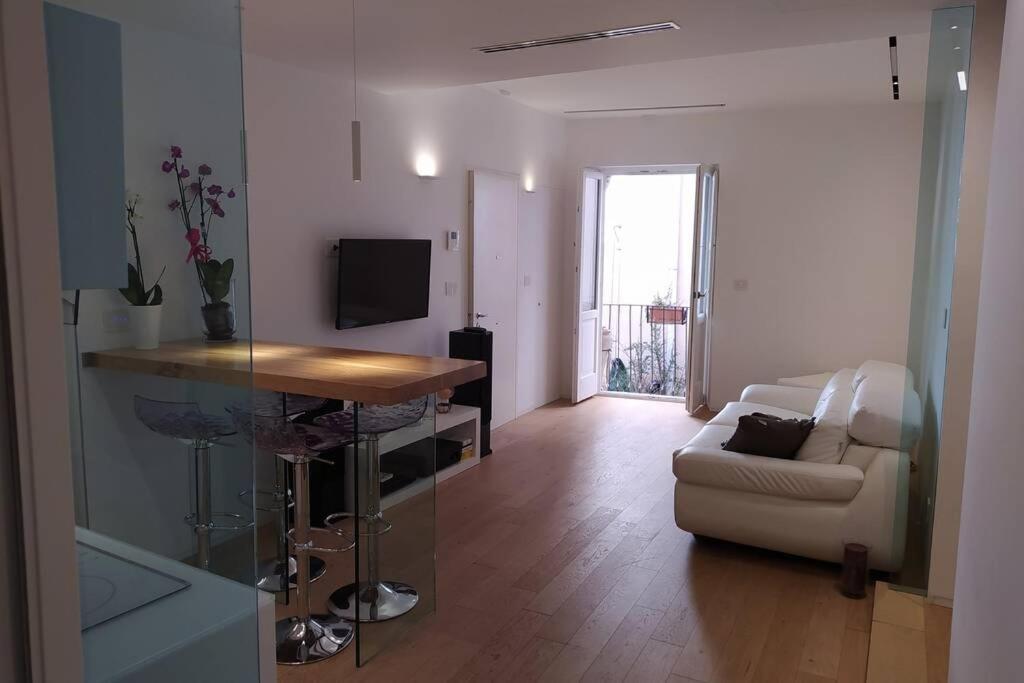 Casa Bianca - Luxury With Balcony In The Centre Apartment