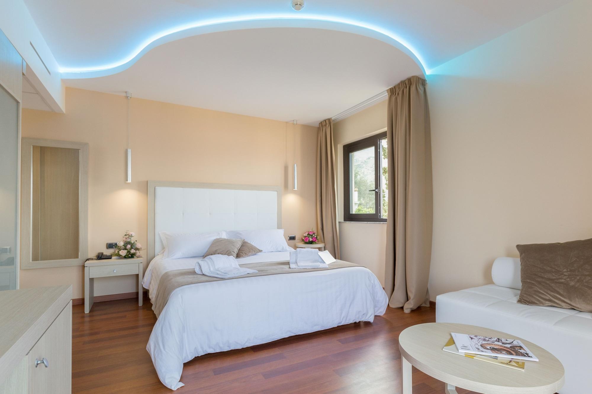 Esperia Hotel 4*