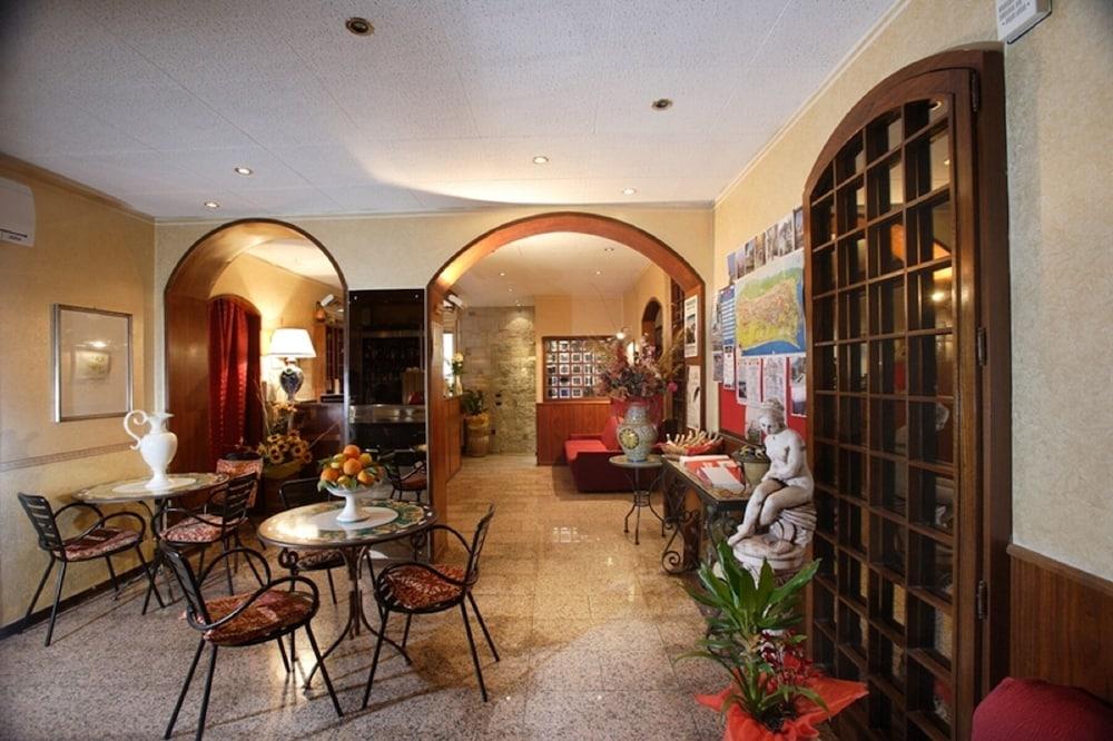 Natalina Hotel 2*