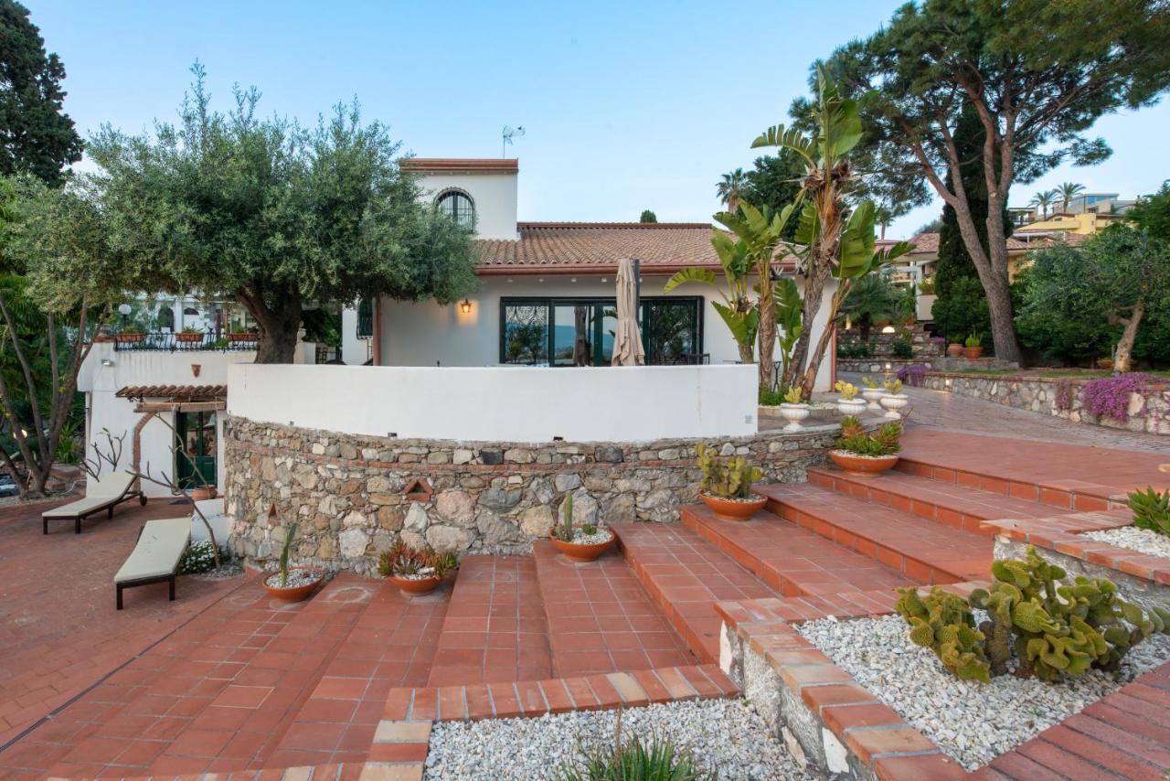 With Pool & Jacuzzi Villa Taormina