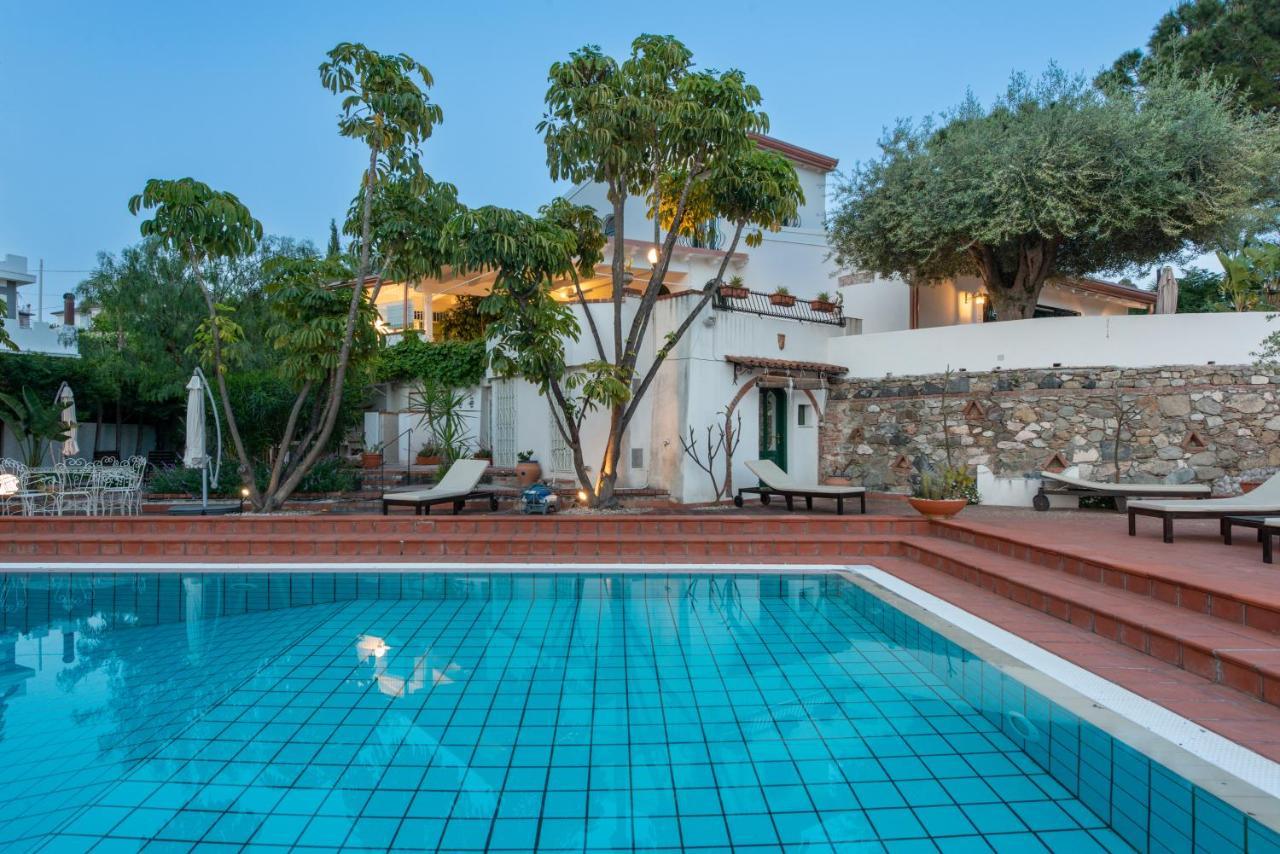 With Pool & Jacuzzi *