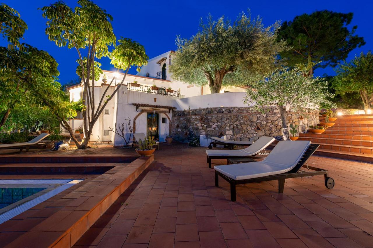 Villa With Pool & Jacuzzi *