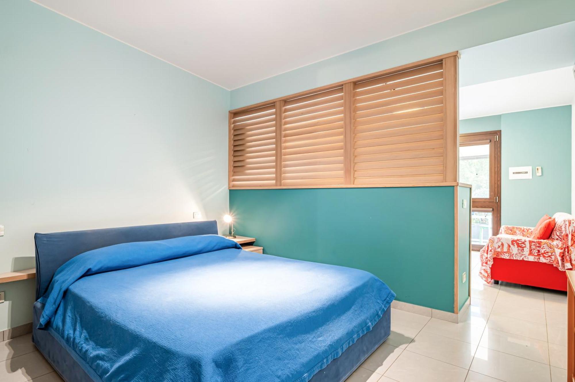 Cozy X4 - 300 M Far From Isola Bella