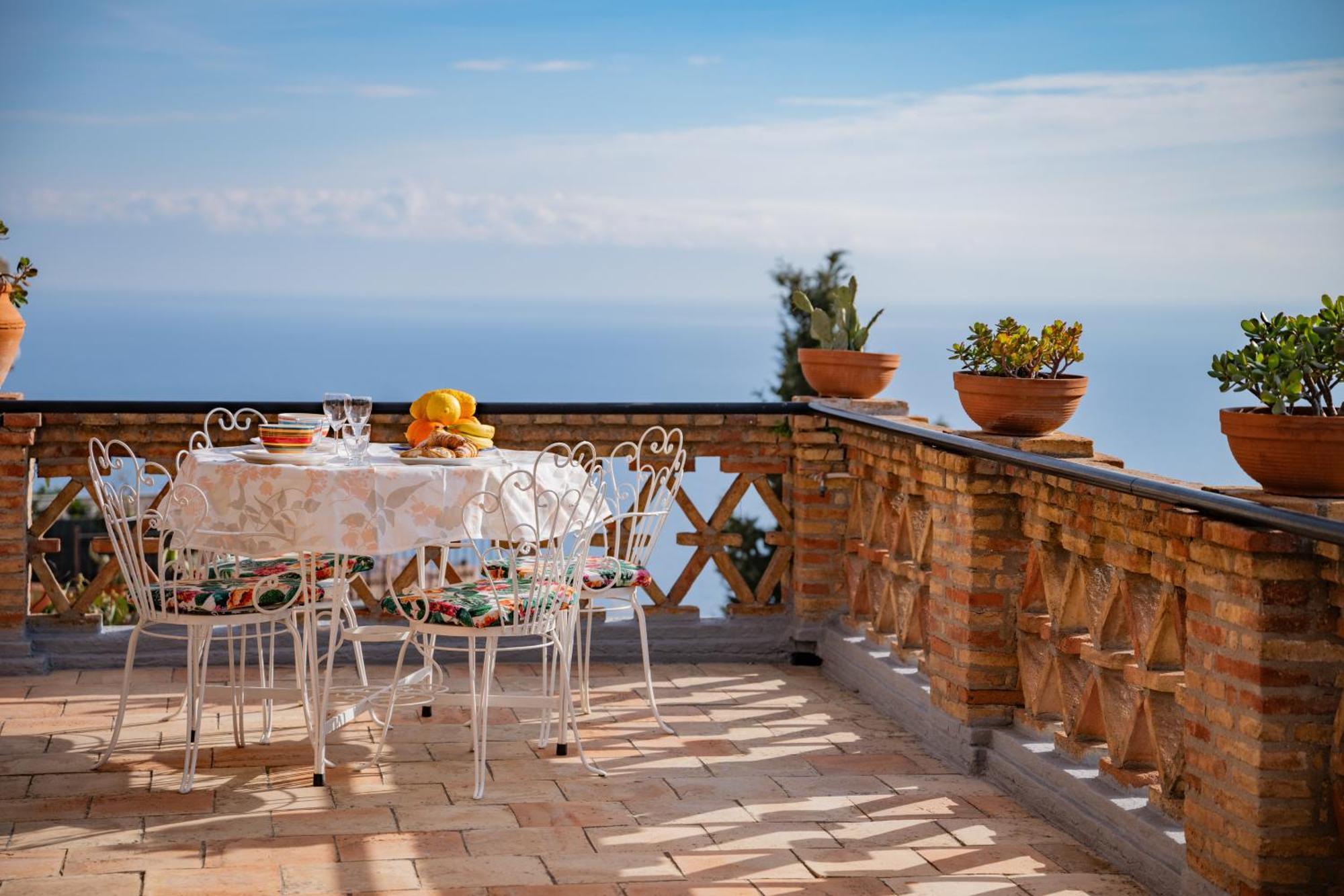 Aurora, Taormina