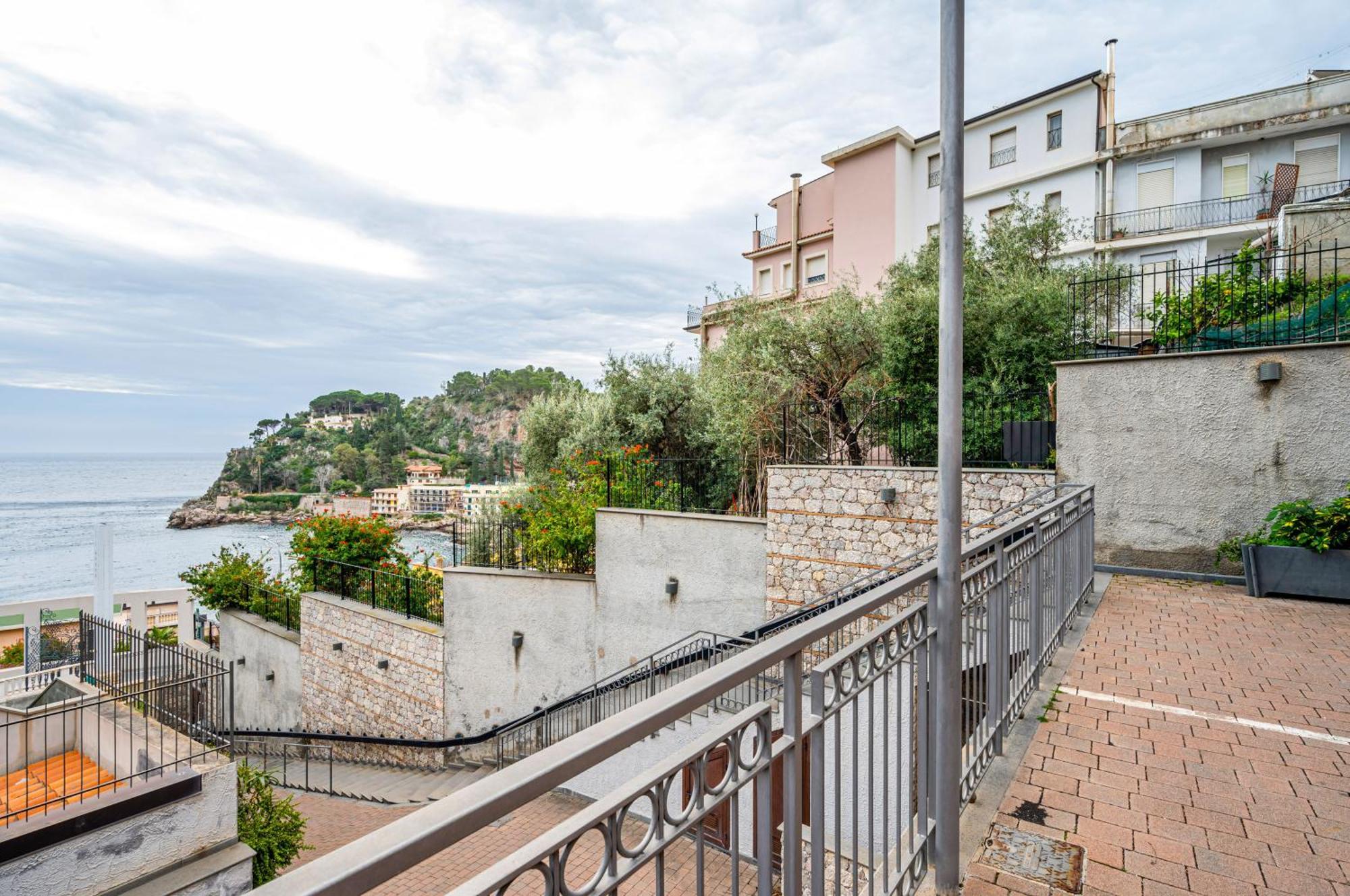 Cozy X4 - 300 M Far From Isola Bella