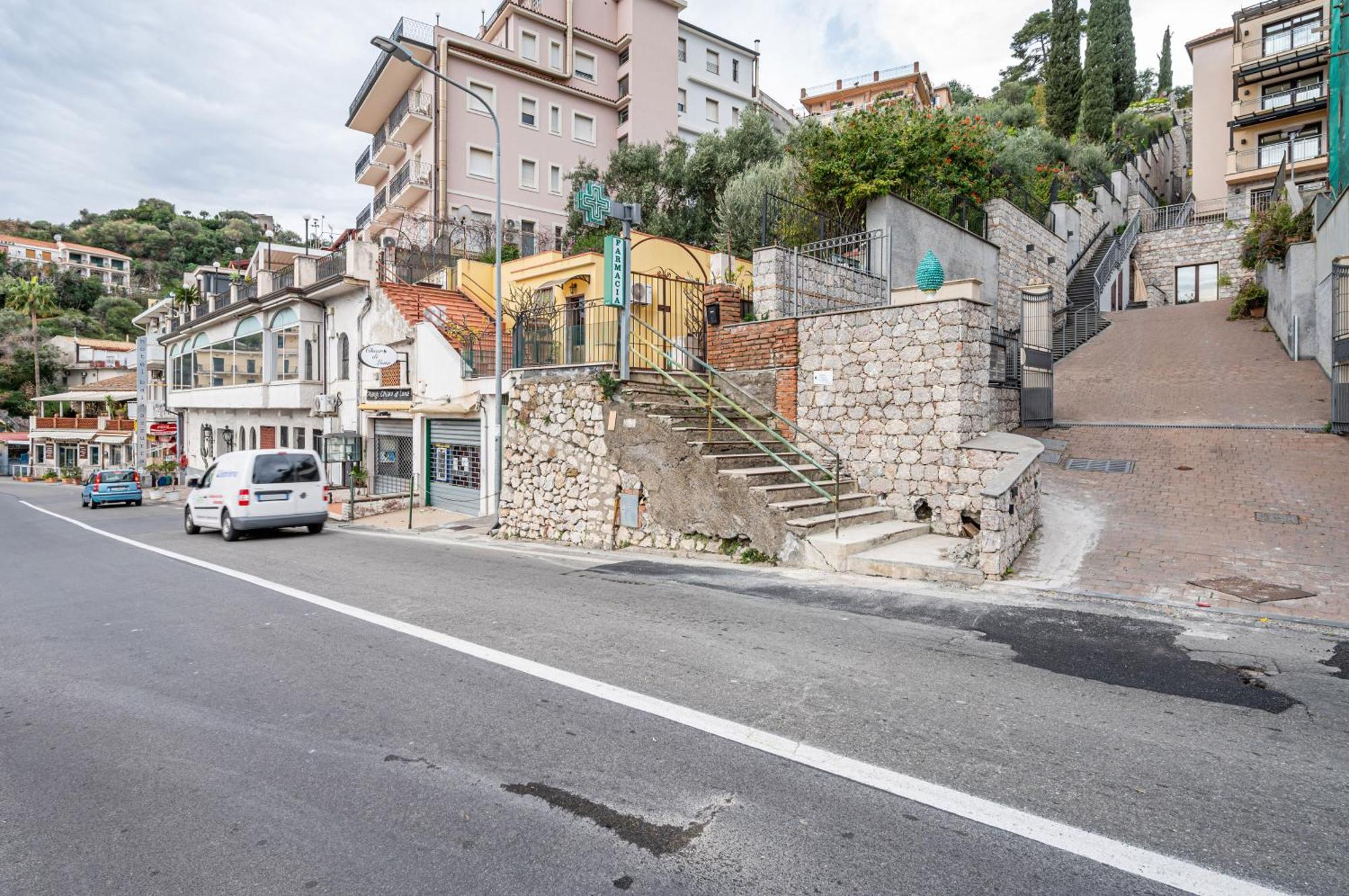Cozy X4 - 300 M Far From Isola Bella