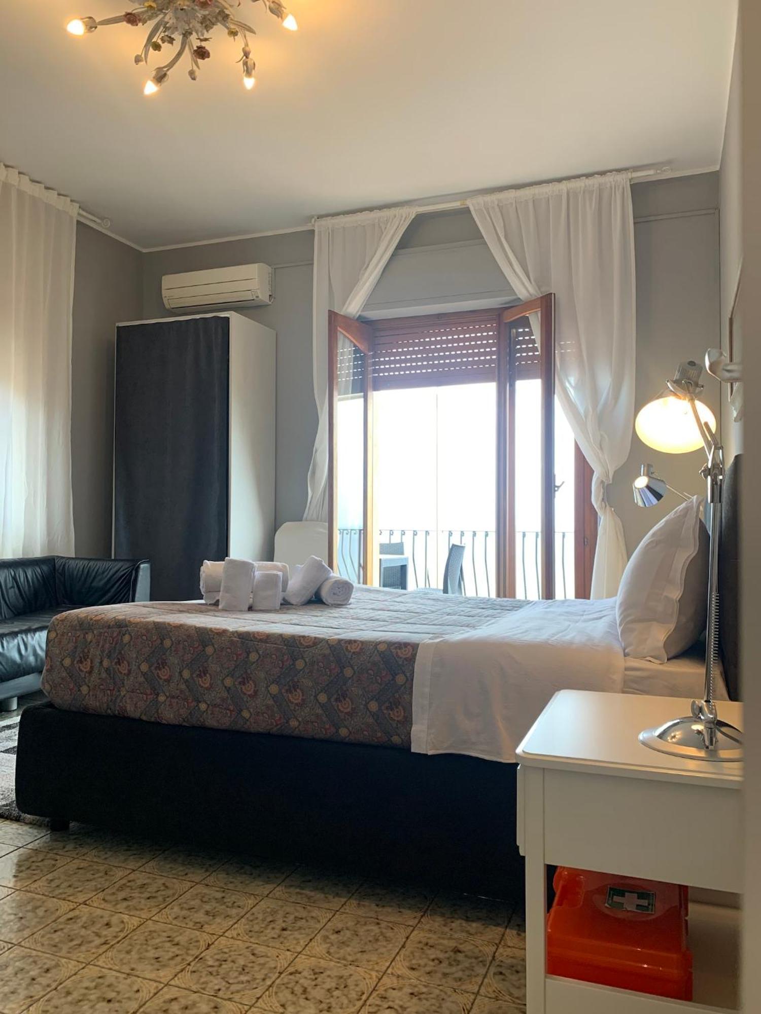 Spacious In With Sea View And Balconies Apartment *