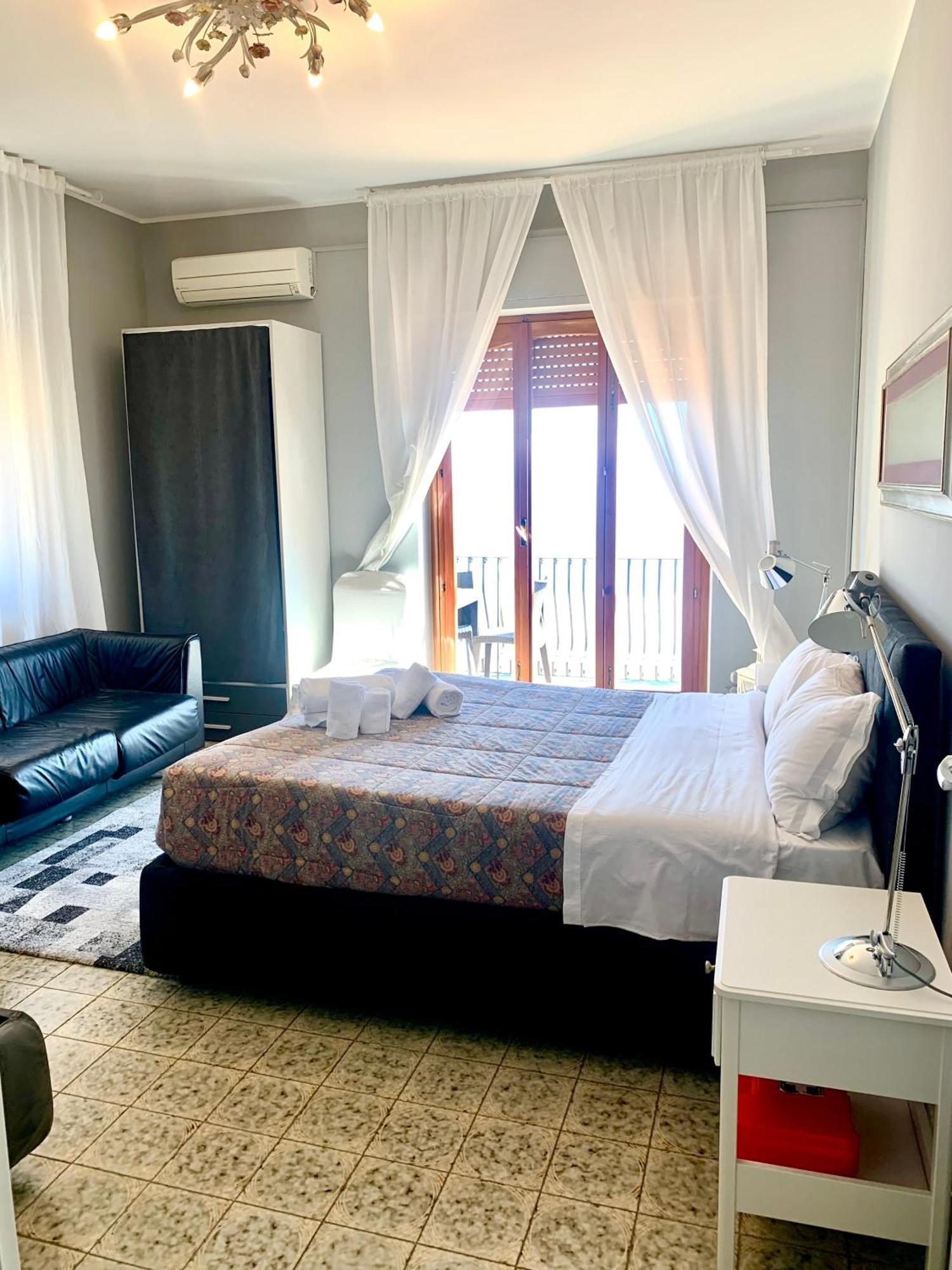 Spacious In With Sea View And Balconies Apartment *