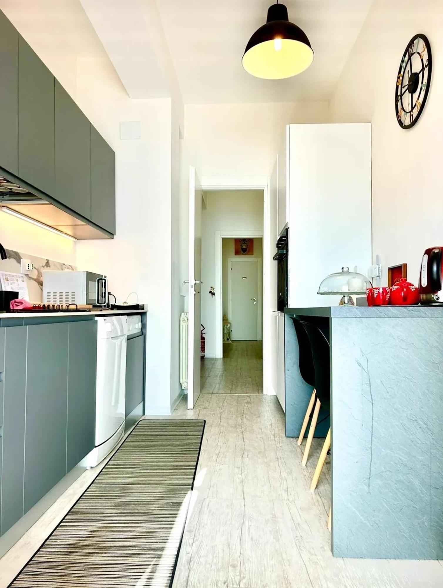 Spacious In With Sea View And Balconies Apartment *