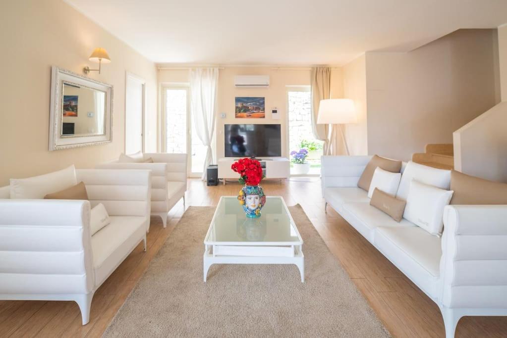 Private Modern In Villa Taormina
