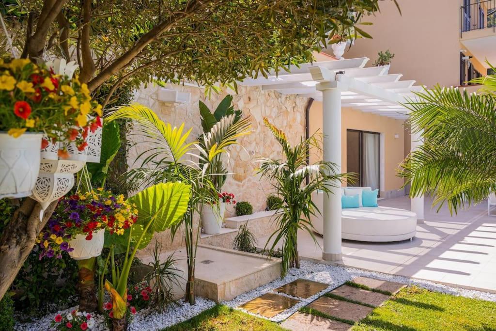Private Modern In Villa Taormina