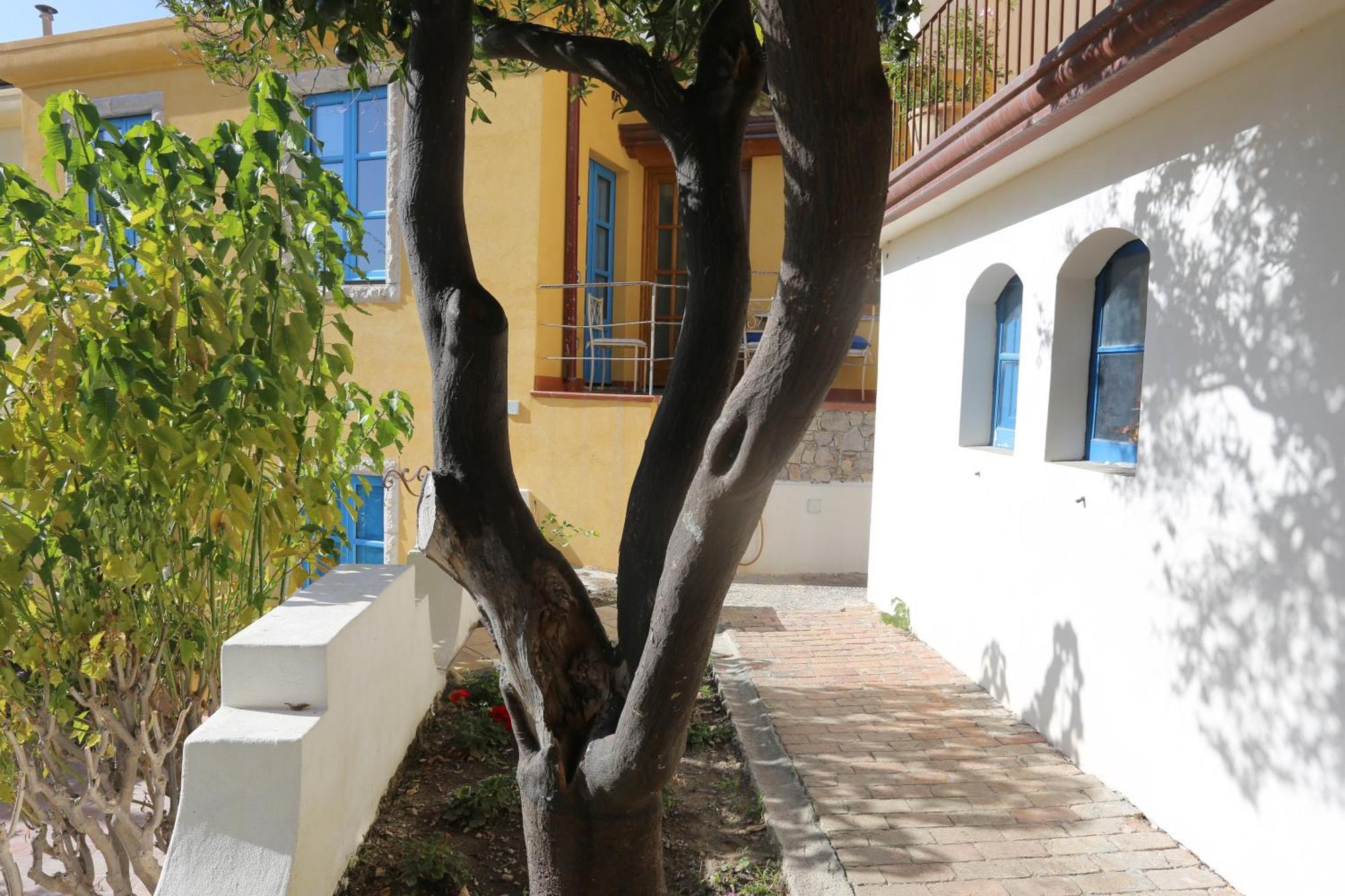 Bed & Breakfast Casa Cuseni, Residenza D'artista, Museo E Giardino Storico 3*
