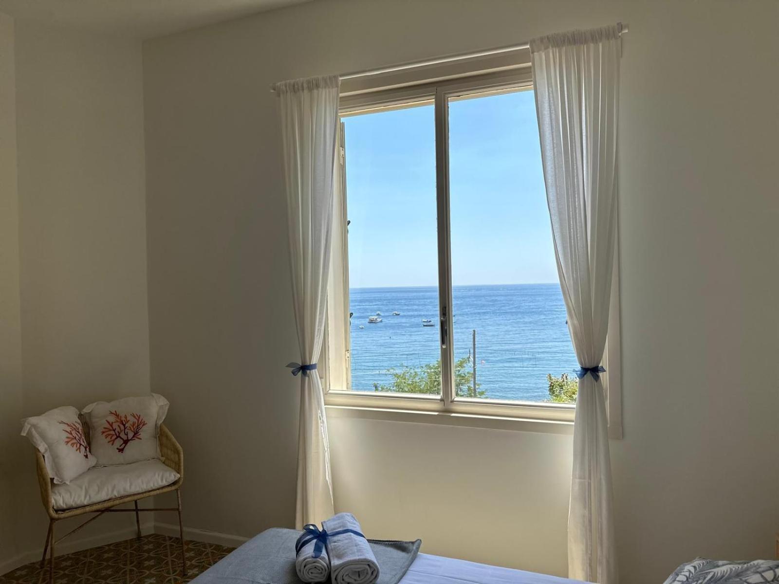 Apartment Frontemare Isola Bella By Holidays
