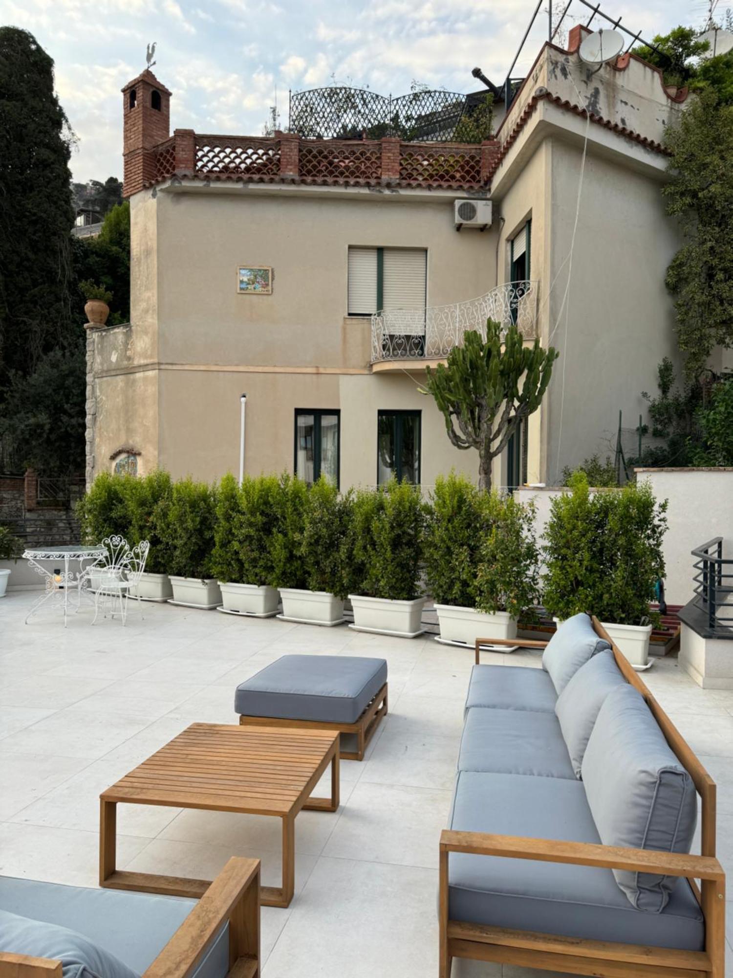 Ada Villa *