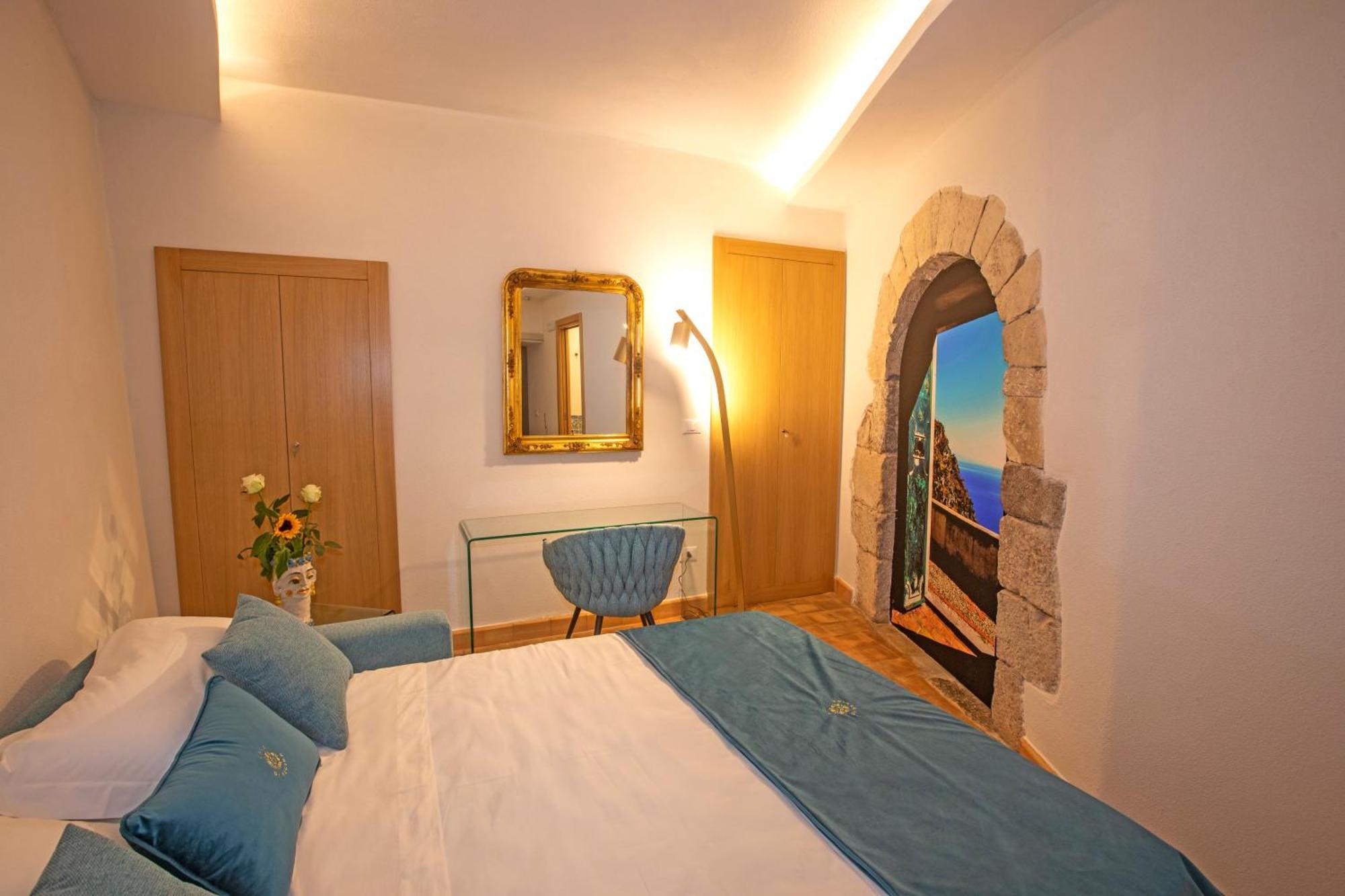 Center, Completely Renovated, Historical Apartamento Taormina