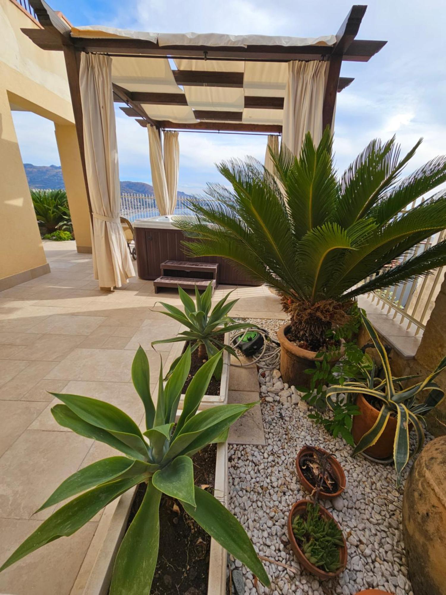 Villa Le - *