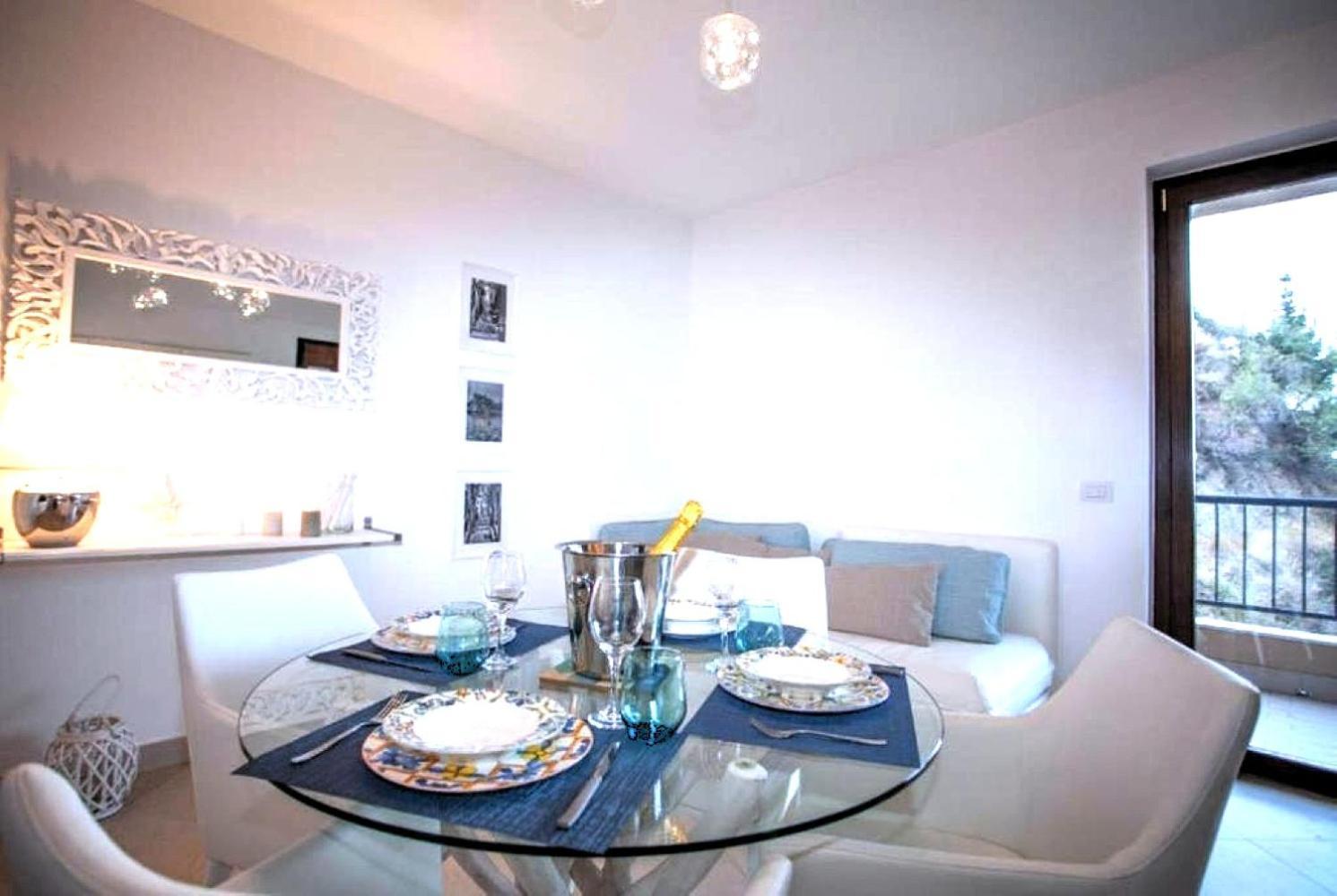 Mediterranean Pool & Parking Apartment *