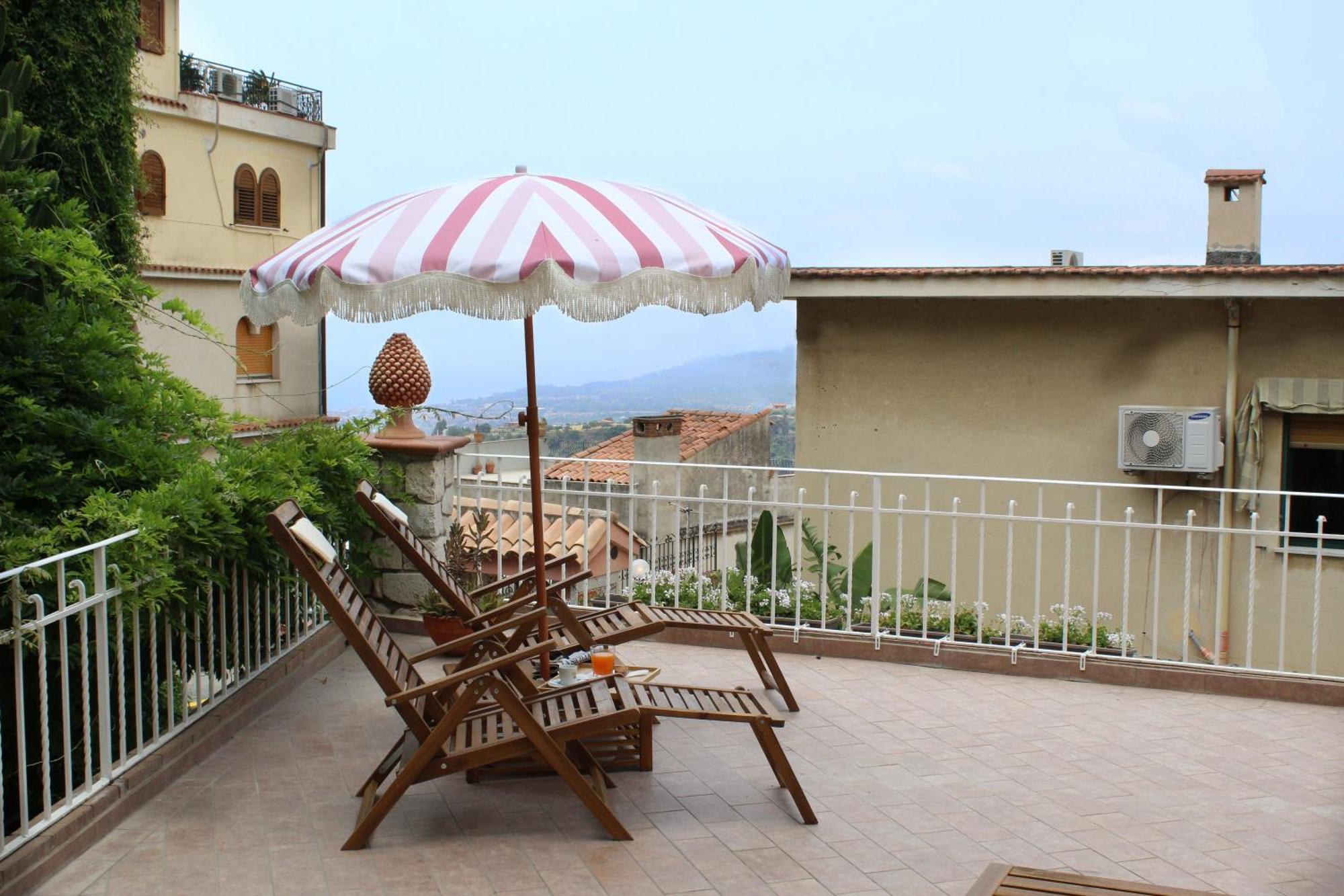Donna Rosa - Your In Apartamento Taormina