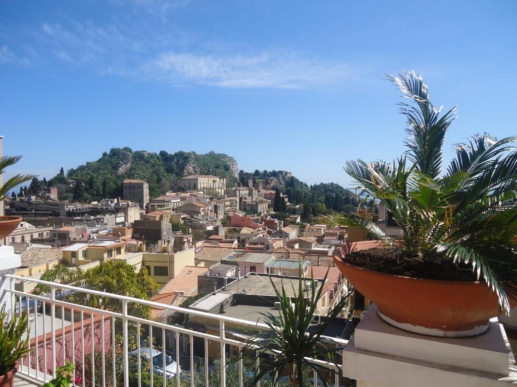 - Homstel * Taormina
